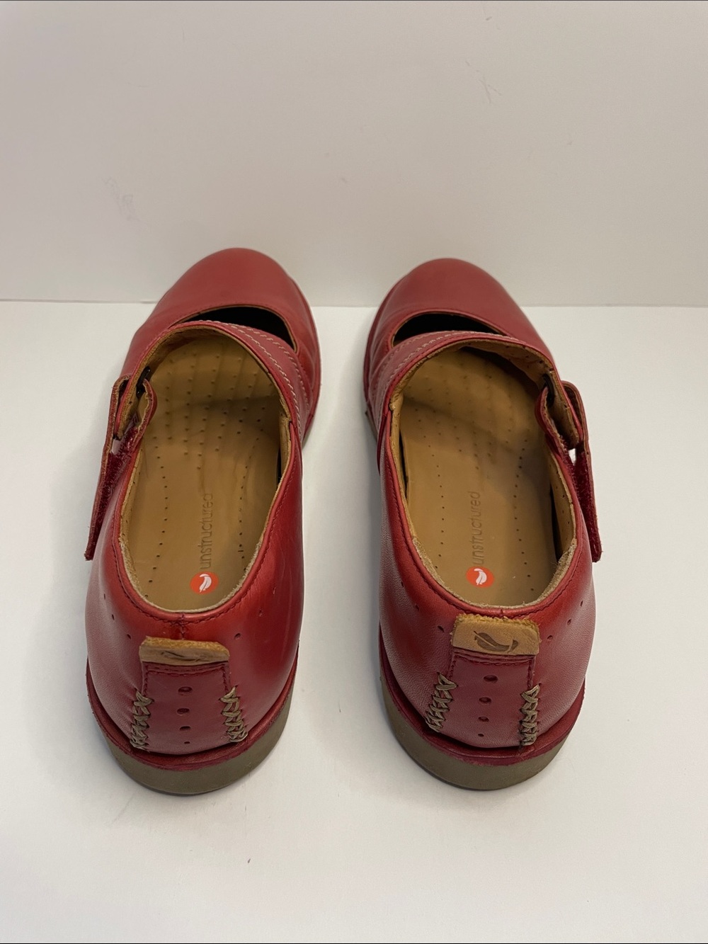 Clarks Women’s Red Leather Strap Shoes.  Size 7.5 M - Picture 2 of 8